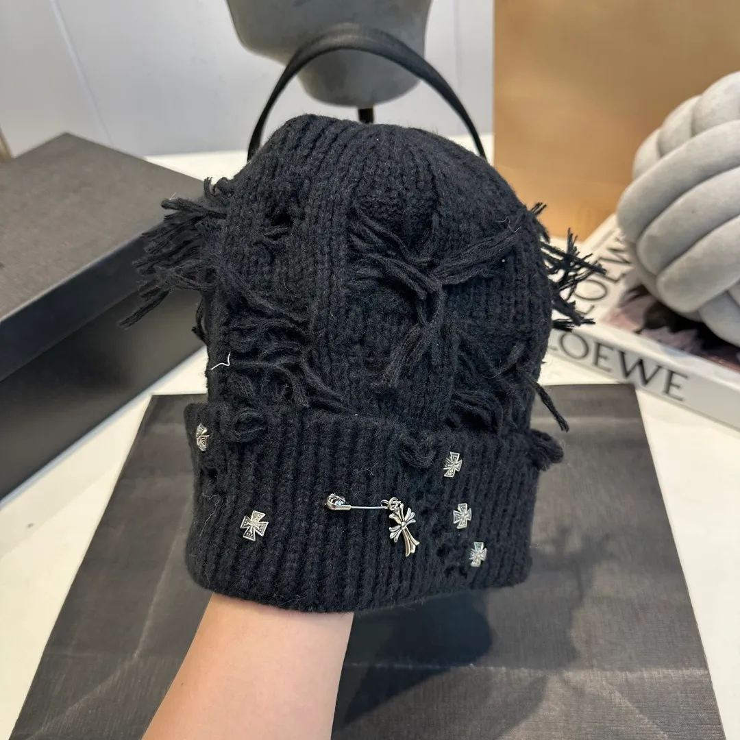 P60 Crow Heart Autumn and Winter Wool Knitted Beanie This must be the favorite of minimalism. It is clean, neat, fashionable and versatile, and will definitely not be picky about your face shape! A fashionable classic that lasts forever! Fashionable black and white can be purchased together